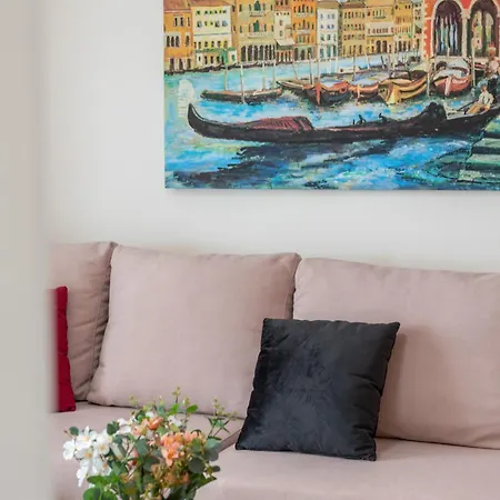 The View - Ruby, Luxury, ساراندا